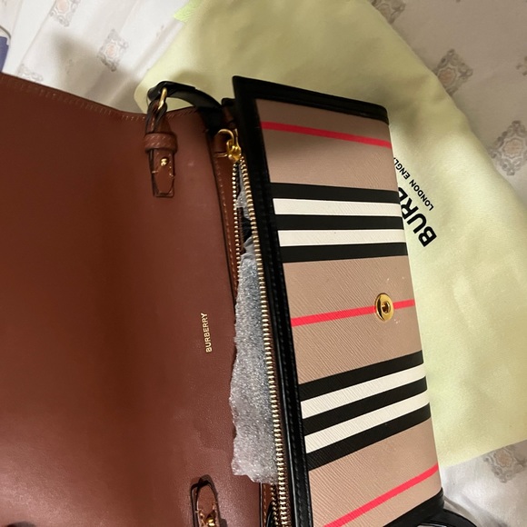It’s a really cute Burberry purse brand new never used it with tags - Picture 6 of 9